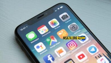 هاتف محمول في اليد ليلاً